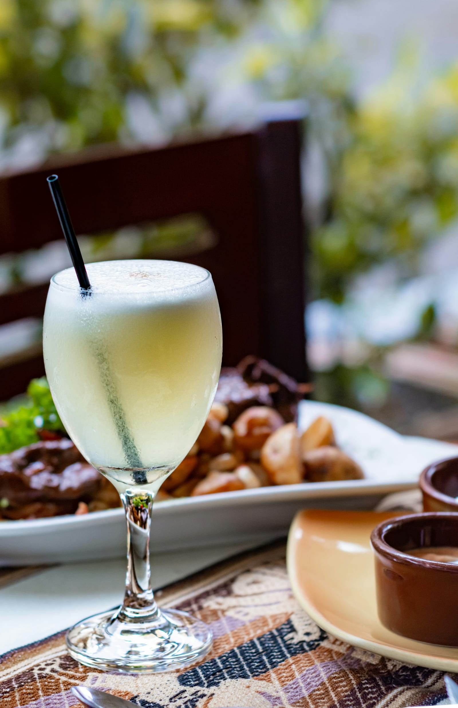 Pisco sour clasico peruano con espuma de clara de huevo y angostura, Lima Peru